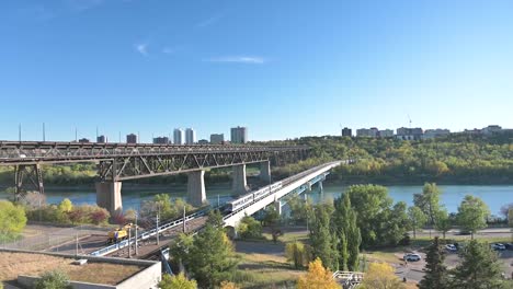 Tren-De-La-Ciudad-De-Edmonton-Corriendo-Sobre-El-Valle-Del-Río