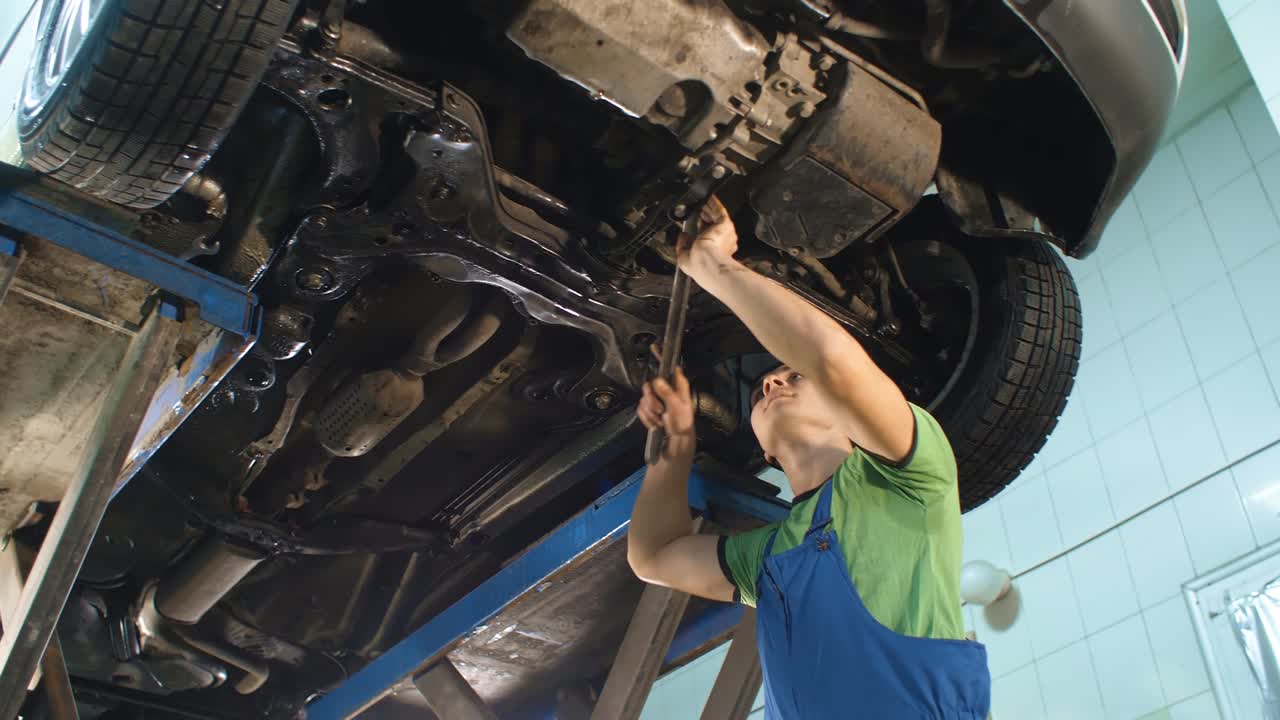 mecánico en el trabajo en su garaje