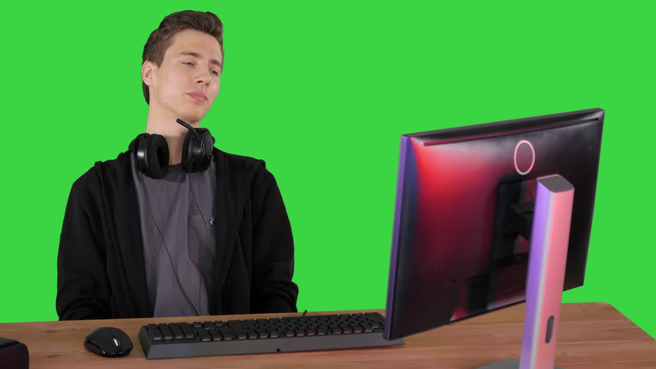 초록색 화면, 크로마 키에서 온라인 게임을 보는 실망을 표현하는 화가 난 게이머