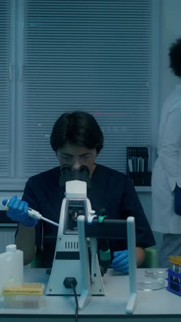 científico que realiza un experimento en el laboratorio