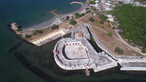 Vista-Aérea-Del-Castillo-Y-Fuerte-De-San-Fernando-En-La-Isla-Bocachica,-Cartagena,-Colombia,-Disparo-De-Drone