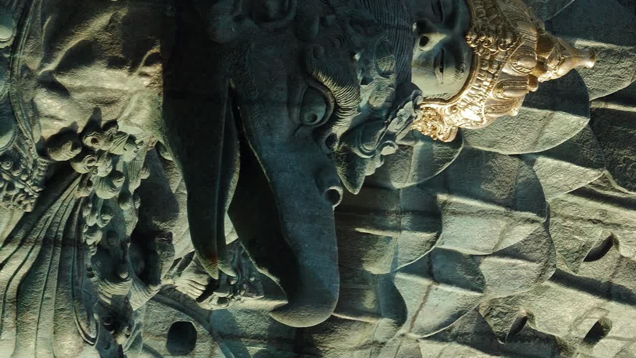 큰 가루다 위스누 켄자나 동상의 수직 기울기 촬영 발리 인도네시아의 문화 공원  ⁇ 루와투의 기념비 여행의  ⁇ 은 여름 날