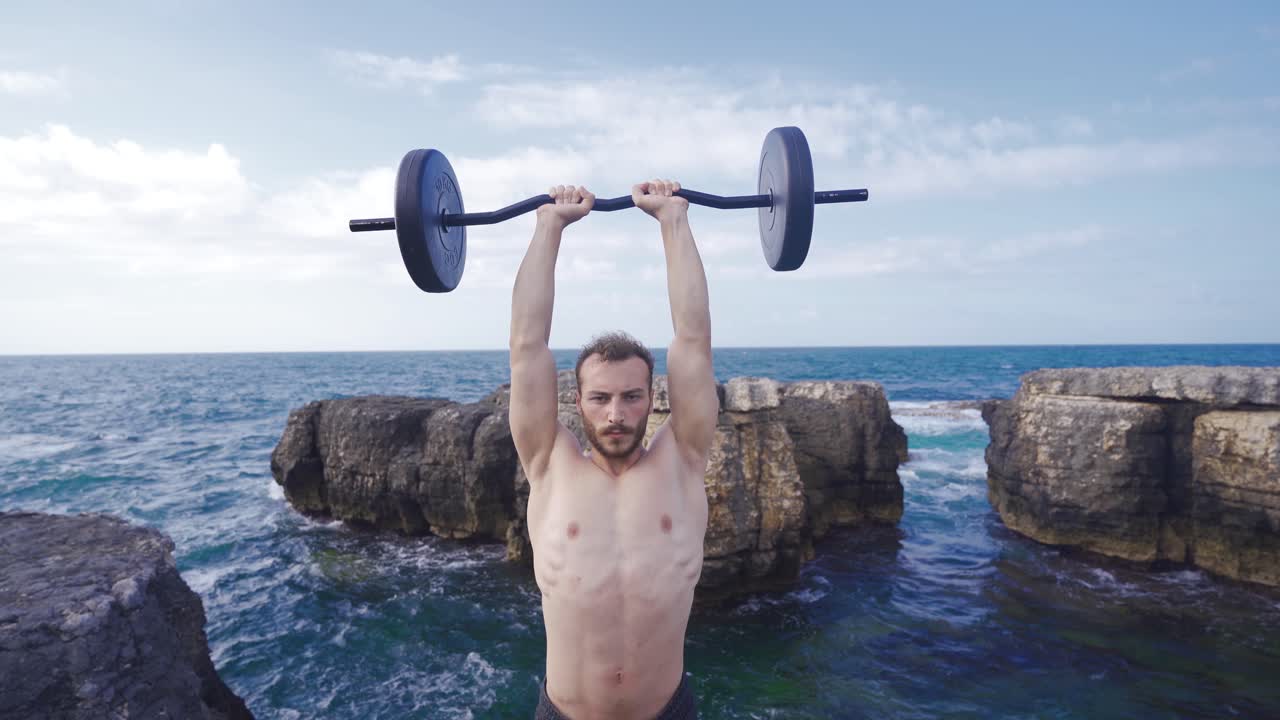 un hombre musculoso y fuerte.