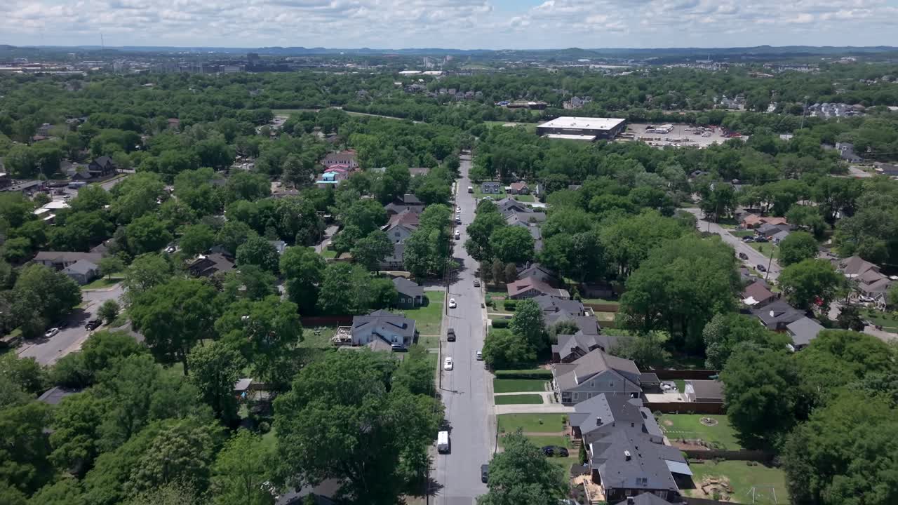Case su tranquille strade residenziali a East Nashville, Tennessee. Ripresa aerea in sorvolo