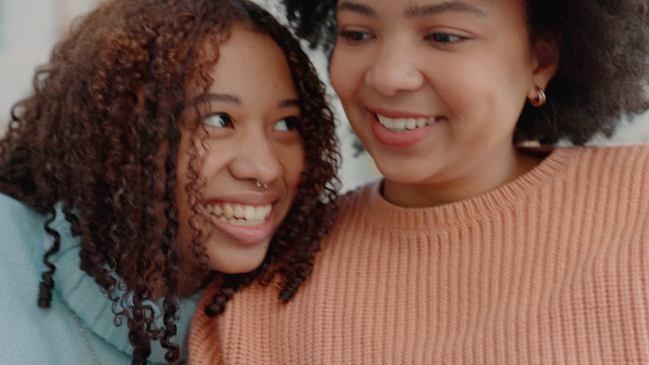 Conversa, sofá e amigas negras fofocando
