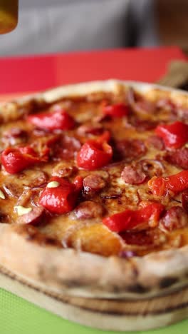 pizza con salsa amarilla y ingredientes