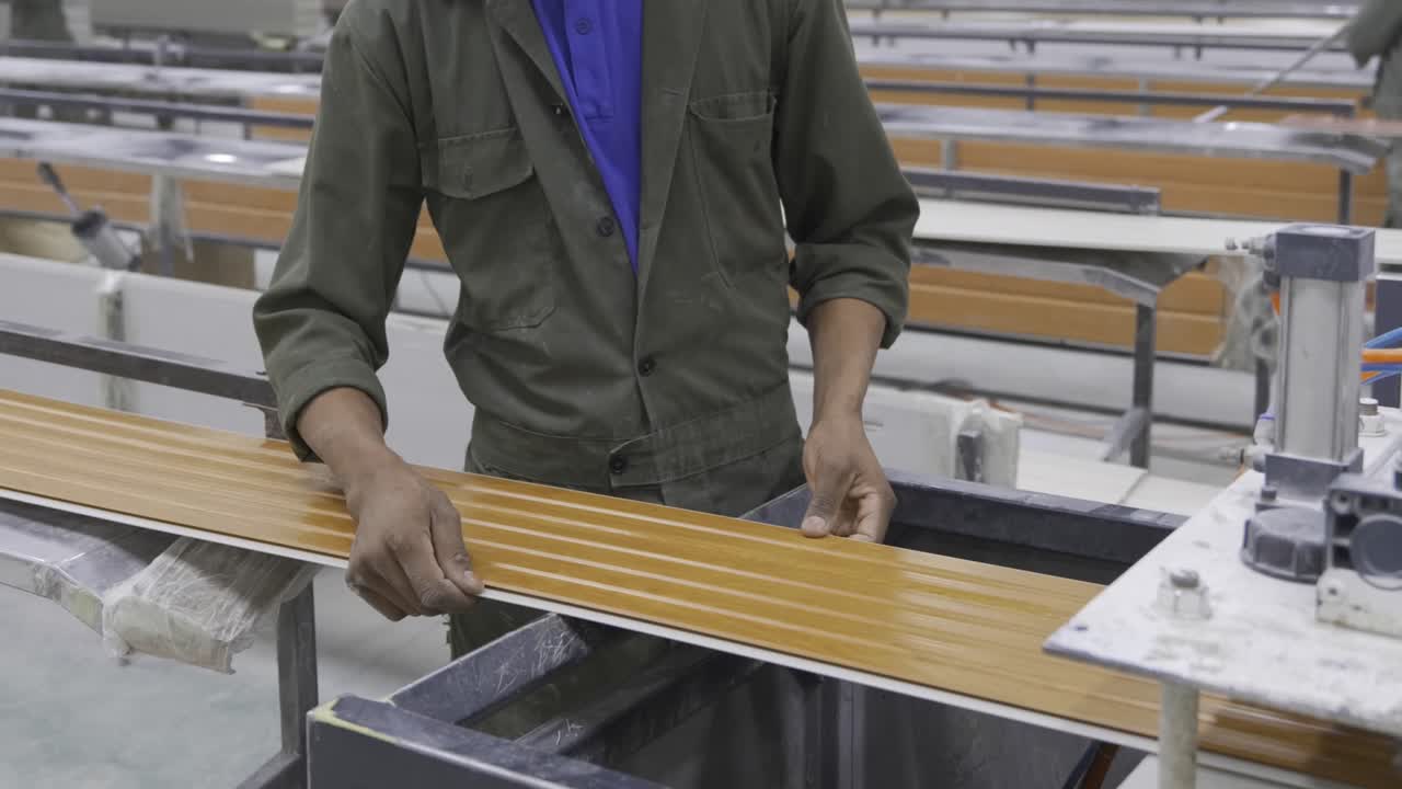 공장 홀의 기계에서 나오는 제품 제어