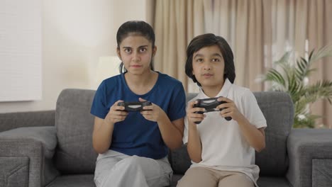 hermanos indios jugando videojuegos