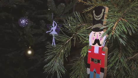 cascanueces colgando del árbol de navidad