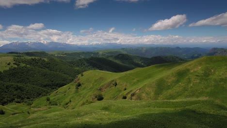 Volando-Sobre-Una-Meseta-Montañosa.-Hermoso-Paisaje-De-La-Naturaleza.