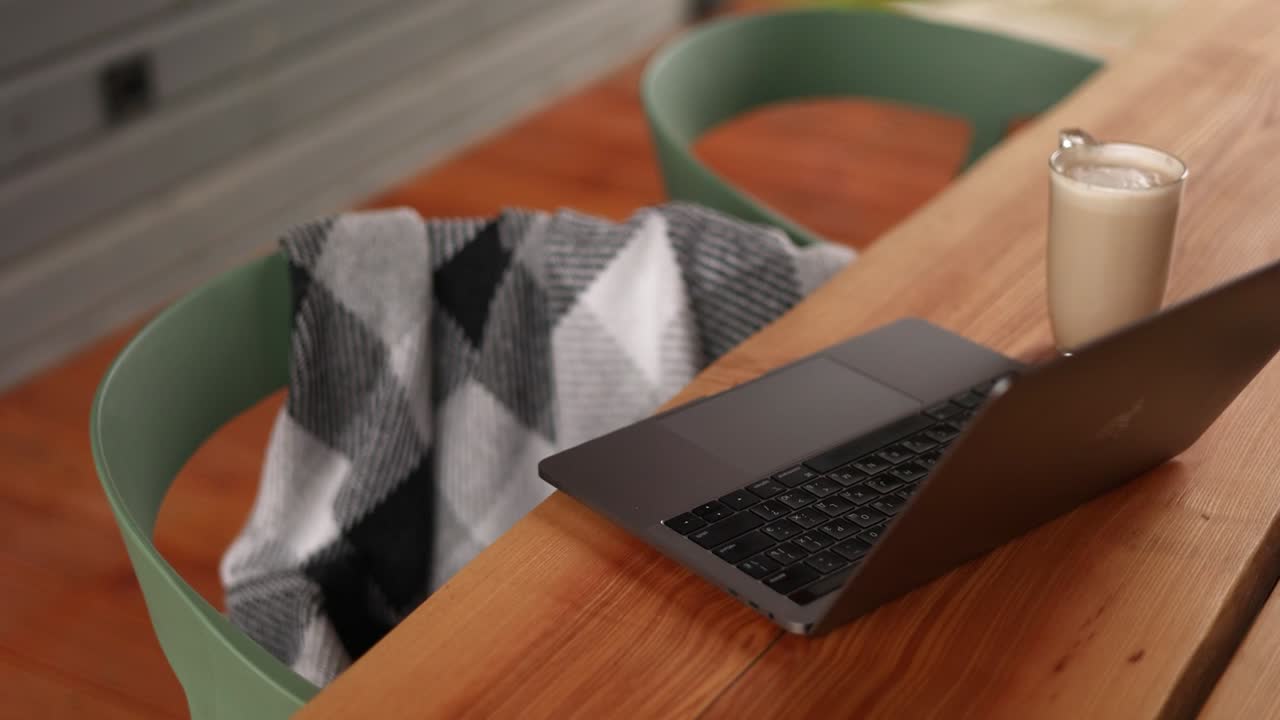 나무 테이블 에 노트북, 커피, 그리고 쾌적 한 담요