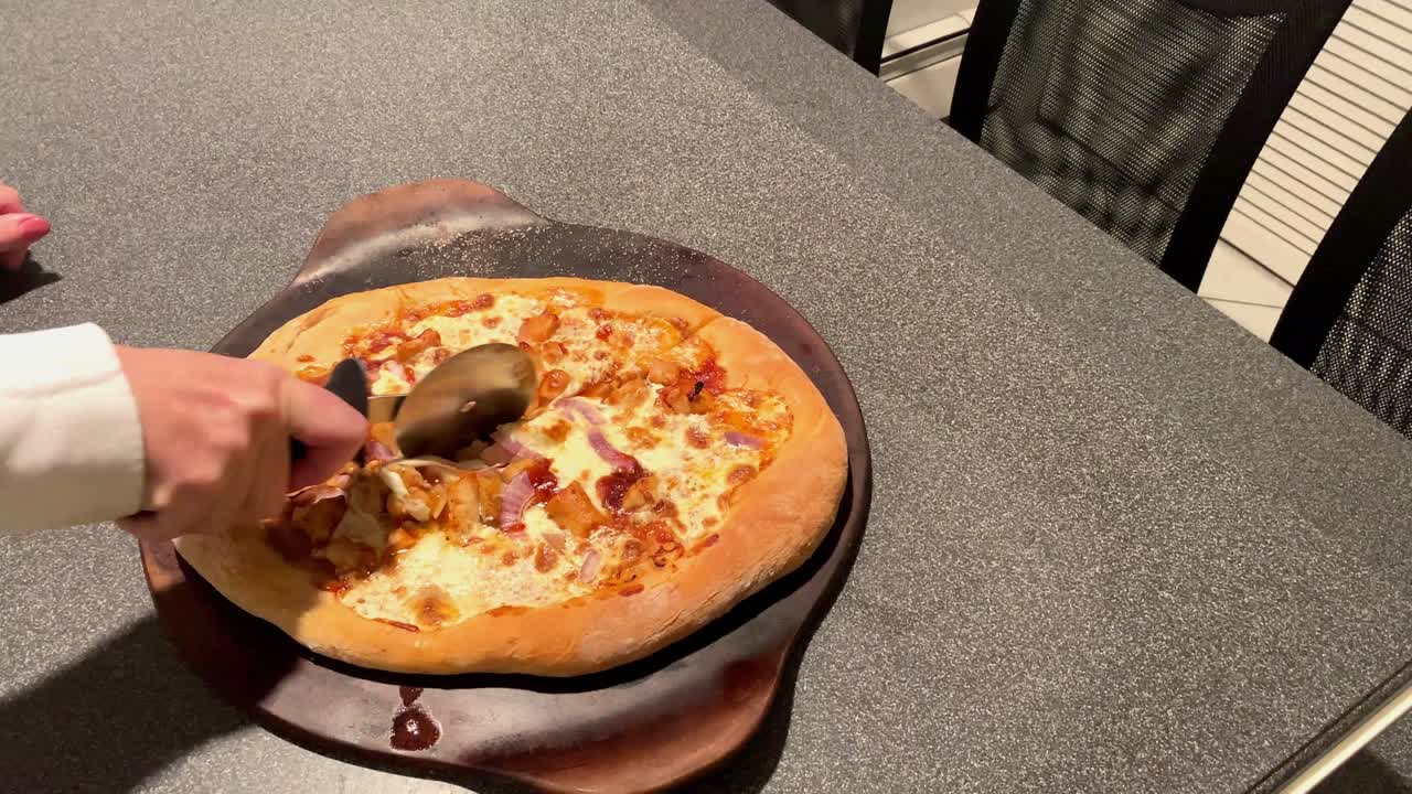 집에서 만든 피자를 잘라내는 것