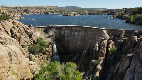 Presa-Liberando-Agua,-Presa-De-Watson-En-Prescott,-Arizona,-Dells-De-Granito,-Todavía-Tiro