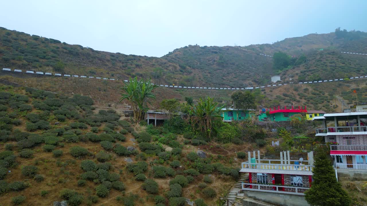 paisaje de darjeeling jardín de té y bucle de batasia vista aérea de darjeelling y tren de juguete darjeeling