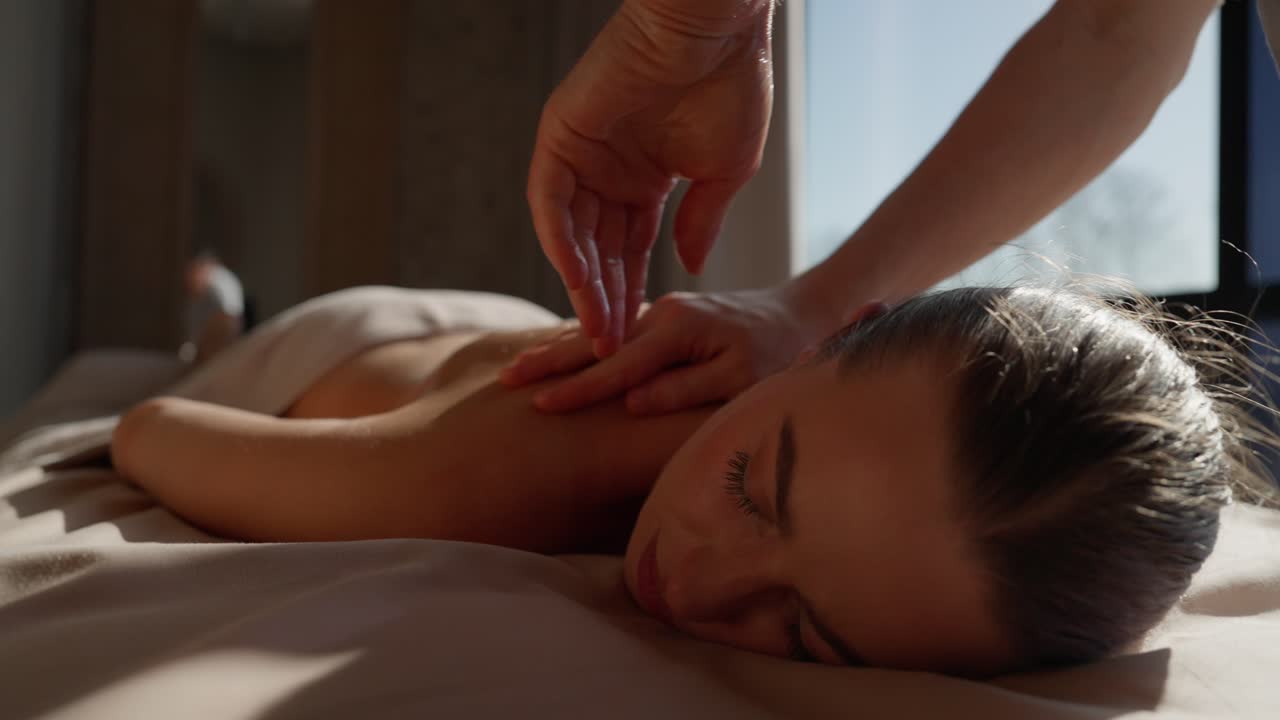 Kvinde får afslappende rygmassage på et spa