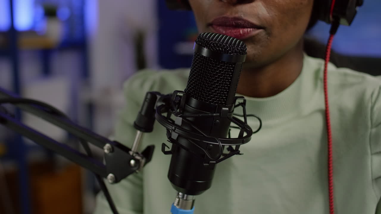 primer plano de una mujer negra influyente respondiendo preguntas de la audiencia