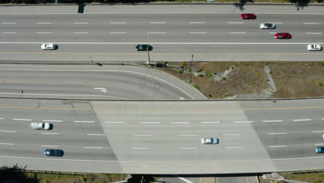 vista aérea de arriba hacia abajo de una carretera muy transitada