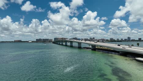 vista de dorn del puente sobre la bahía de tampa