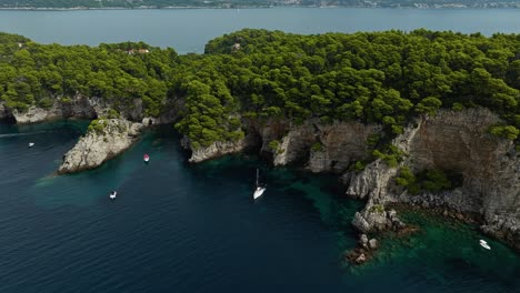 Isla-De-Kalamota,-Mar-Adriático,-Croacia---Veleros-A-La-Deriva-Cerca-De-Las-Bahías-Aisladas-De-La-Isla---Toma-Aérea-De-Retroceso