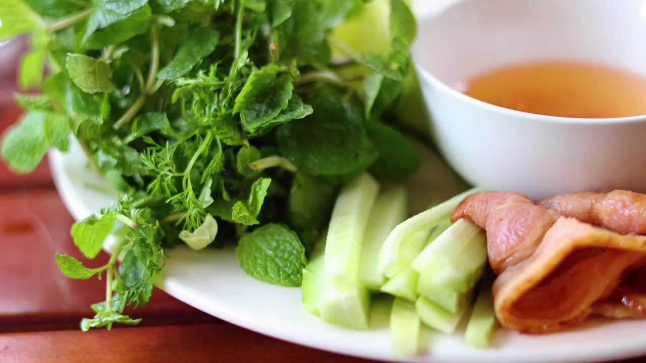 그리고 베트남 요리를 즐기고 있습니다.