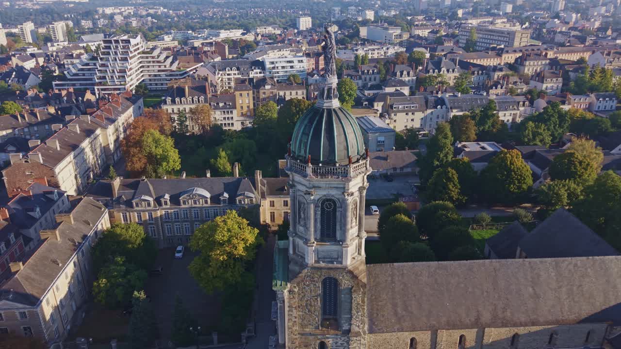 Historiske Notre Dame en Saint Melaine kirke og bybilledet af Rennes i Bretagne, Frankrig. Luftoptagelse i kredsløb.