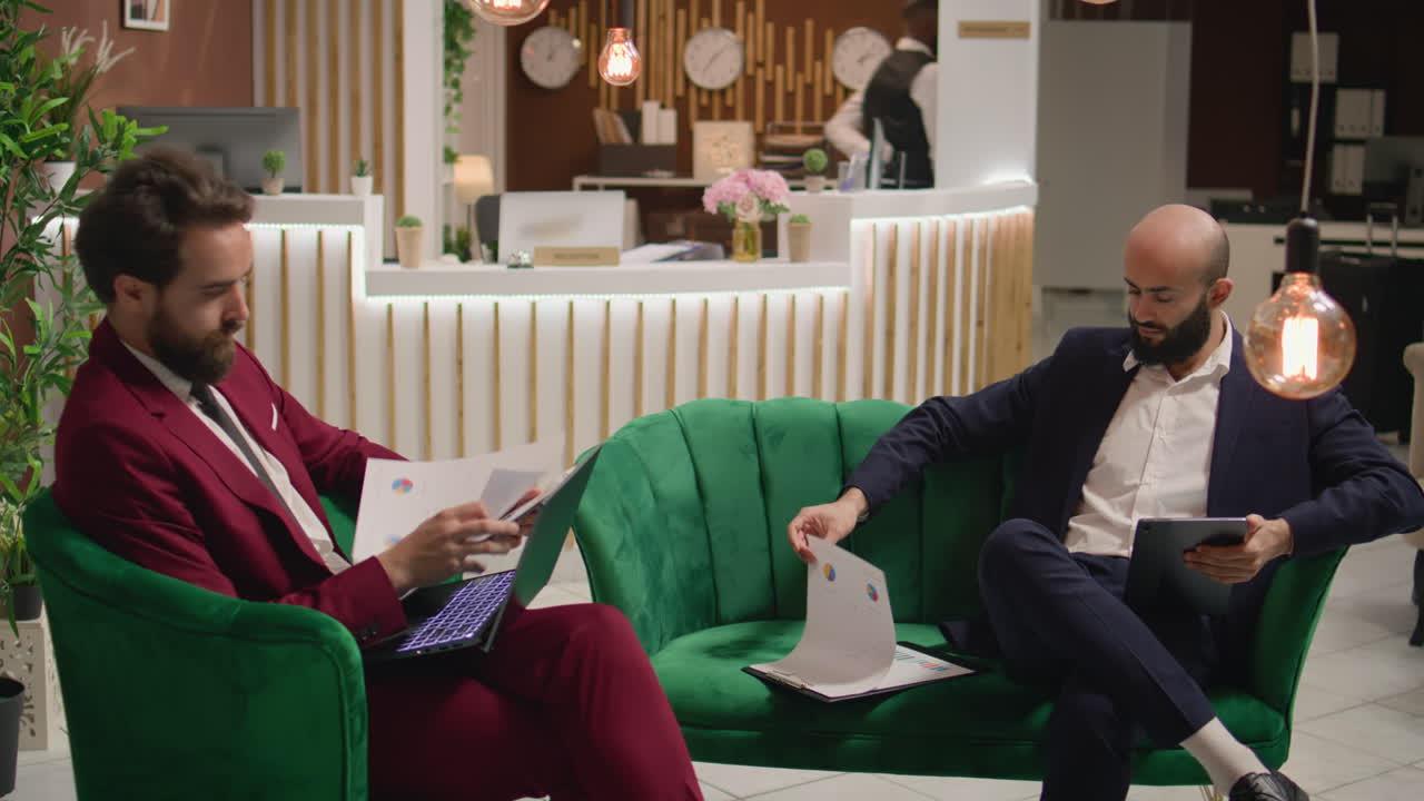 스타트업 팀은 회의를 위해 연설을 준비합니다.