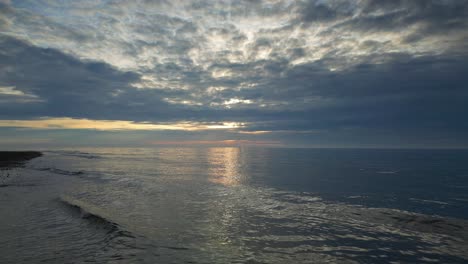 Sanfte-Wellen-In-Zeitlupe-Am-Strand-Mit-Kamerabewegung-über-Dem-Meer-Bei-Sonnenuntergang-Am-Fleetwood-Beach-In-Lancashire,-Großbritannien