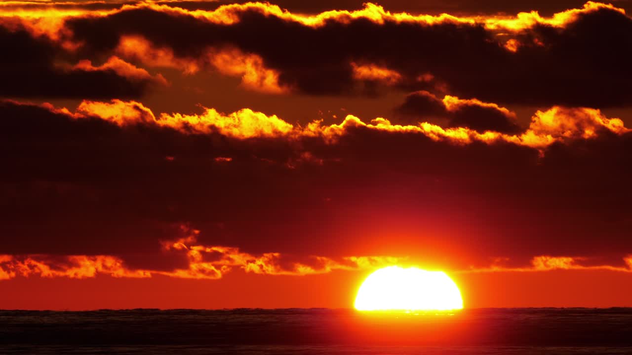 Blick vom Strand auf einen wunderschönen Sonnenuntergang