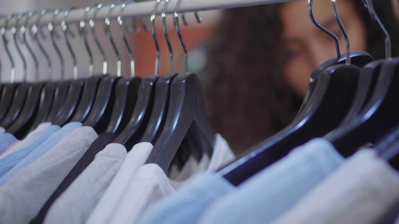 ropa en un perchero en una tienda