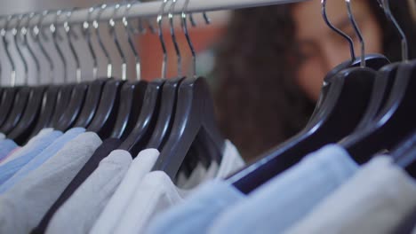 ropa en un estante en una tienda