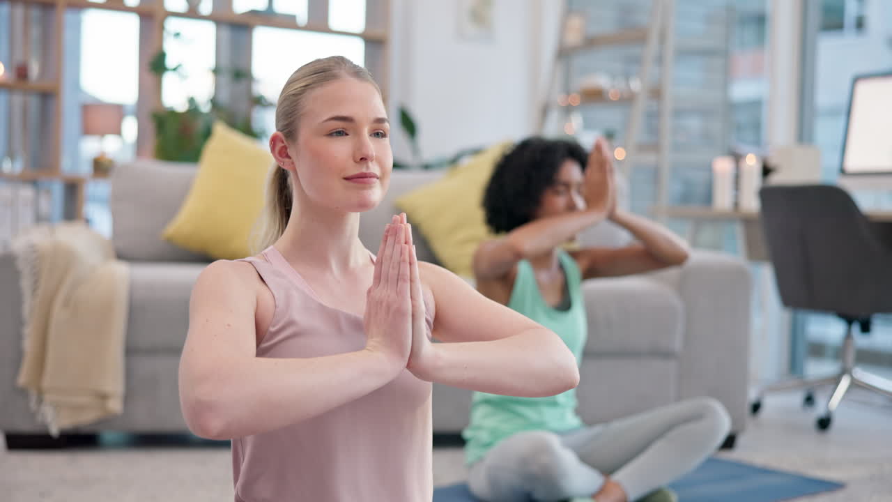 yoga, meditación y mujeres en casa juntas