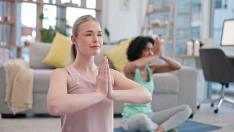 Yoga,-Meditación-Y-Mujeres-Juntas-En-Casa