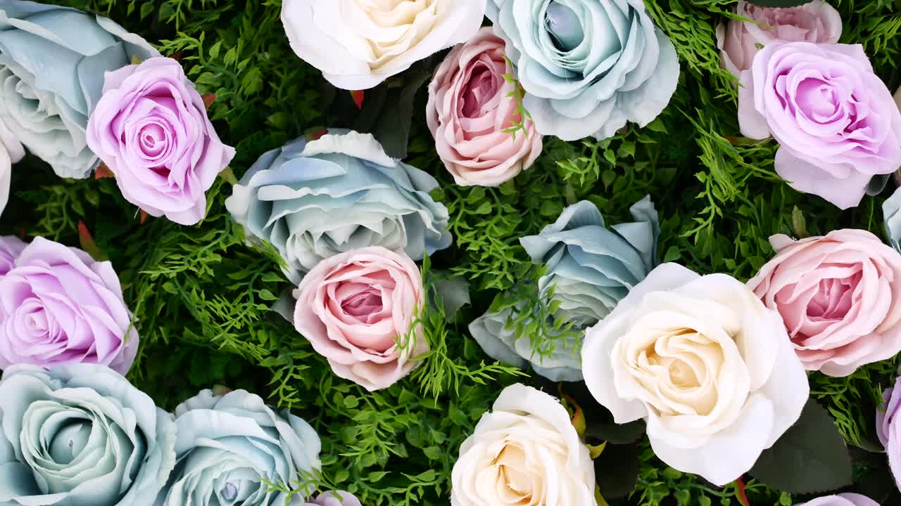 아름다운 인공 장미 배열