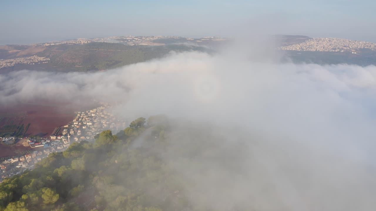안개가 가득한 산의 풍경