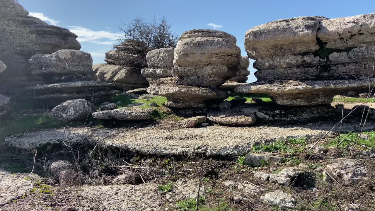 스페인 엘 토르칼 데 안테케라(el torcal de antequera)의 카르스트 지형을 통과하는 바위가 많은 산악 지역을 통한 짧은 여행