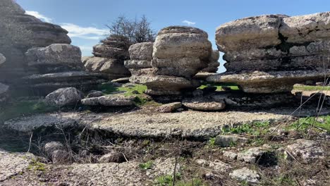 Kurze-Tour-Durch-Ein-Bergiges-Gebiet-Mit-Felsigen-Pfaden-Durch-Die-Karstlandschaft-In-El-Torcal-De-Antequera,-Spanien