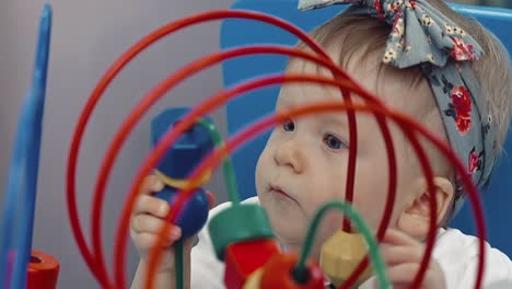 niño juega con un juguete multicolor 27