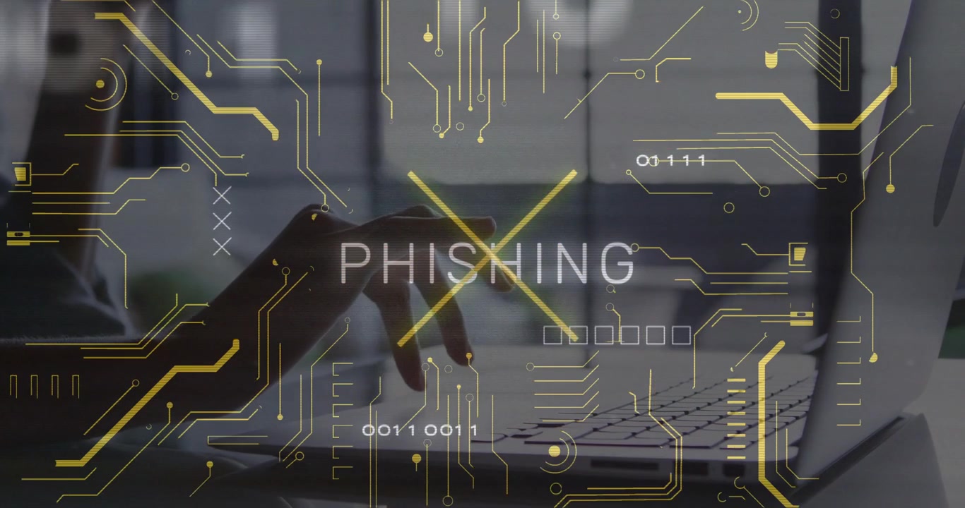Donna che digita sul laptop e visualizza tracce di circuito di sicurezza che formano la parola PHISHING mentre sorseggia un succo.