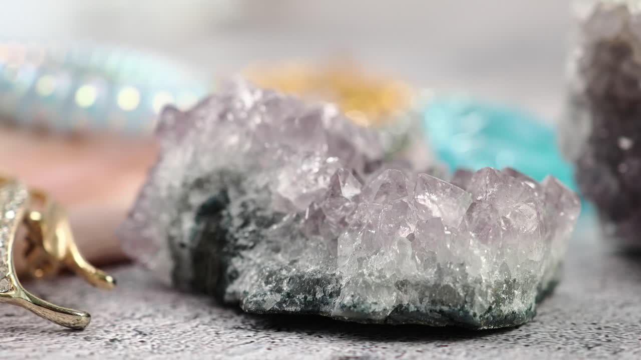 Primer plano de un racimo de cristales de amatista natural brillante