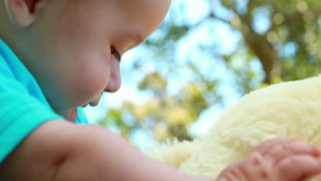 Entzückender-Kleiner-Junge,-Der-Mit-Teddybär-Spielt