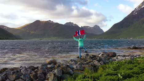 Frau-Mit-Einer-Wehenden-Norwegischen-Flagge-Auf-Dem-Hintergrund-Der-Natur