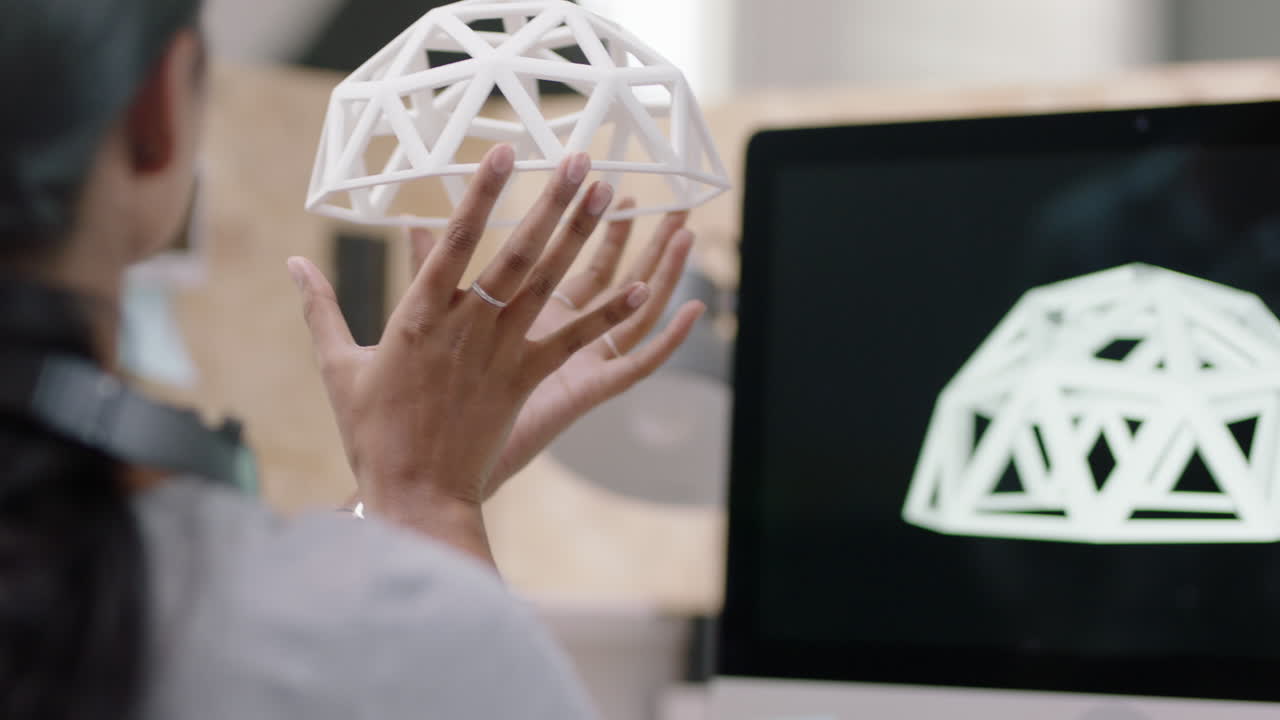 mujer de negocios creativa ingenieros diseñan cúpula geodésica modelo de impresión 3d mujer india mostrando ideas a su colega en una oficina moderna de inicio proyecto de desarrollo de intercambio de equipo exitoso