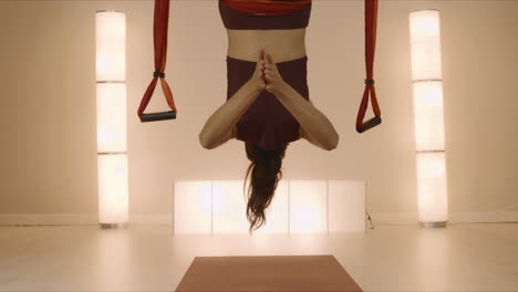 Sportlerin-Macht-Handstand-Auf-Yogamatte.-Frau-Hängt-Kopfüber-In-Der-Hängematte