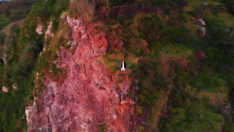 hombre de pie en la colina viendo la puesta de sol en ponta da ladeira en madeira