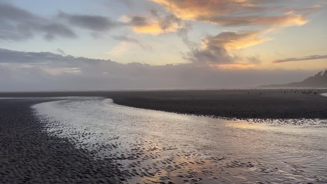 el agua fluye en una corriente tranquila en la playa de la costa de oregón