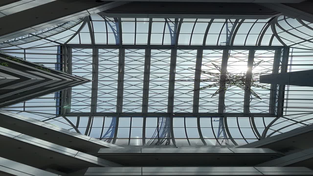 искаженный атриум отеля искаженный ум изгибающий вид