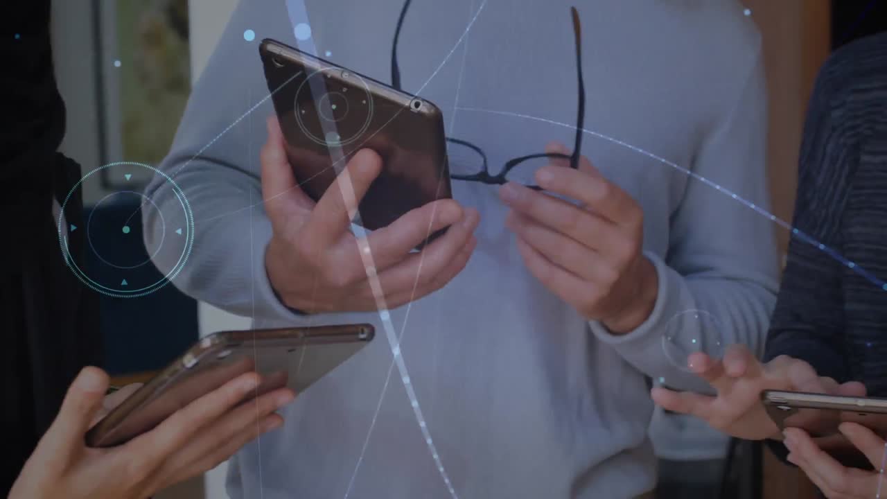 animación de redes de conexiones entre diversas personas de negocios que utilizan tabletas en la oficina