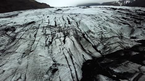 vista panorámica aérea del glaciar sólheimajökull, islandia, derritiéndose en el agua, en verano