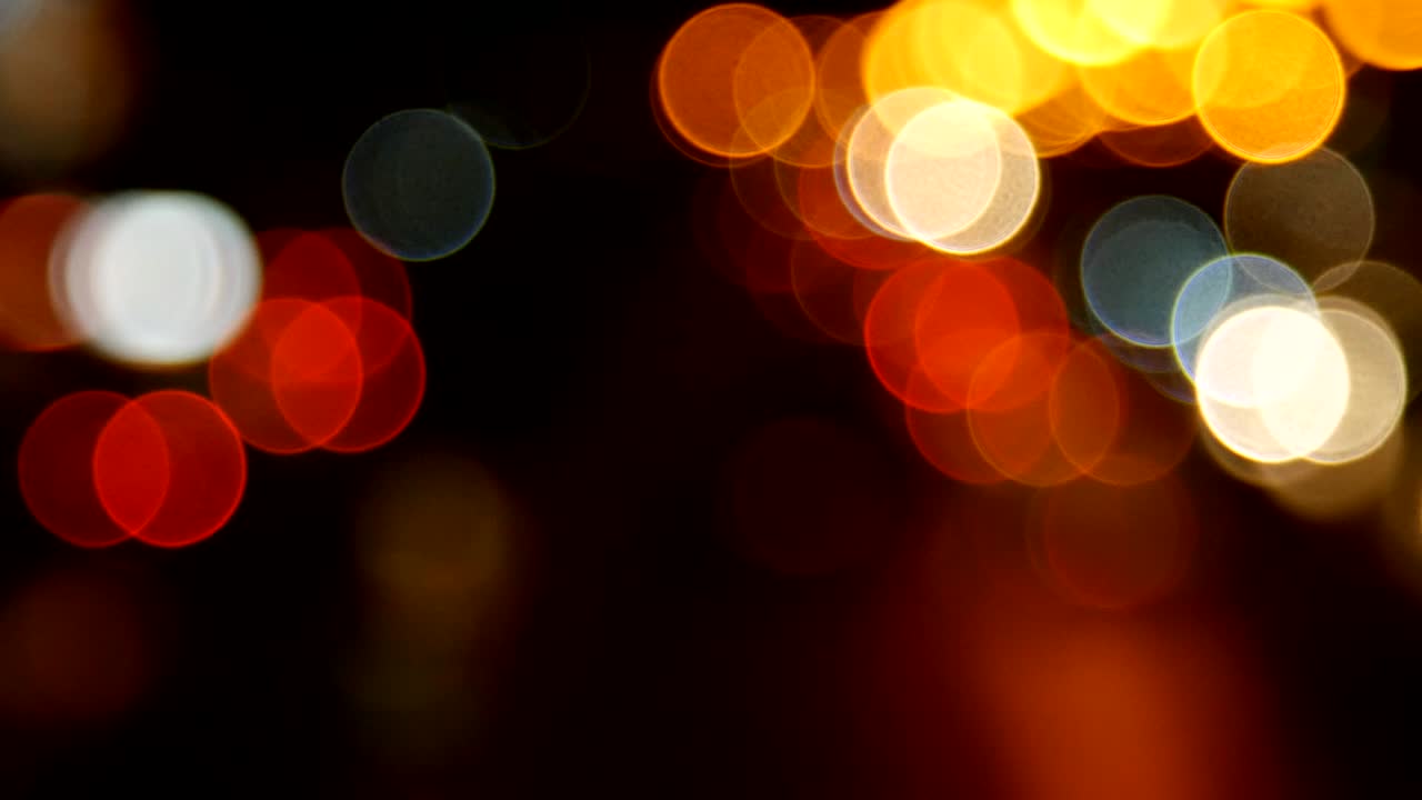 hermoso fondo bokeh en la oscuridad, fuera de foco luces durante la noche