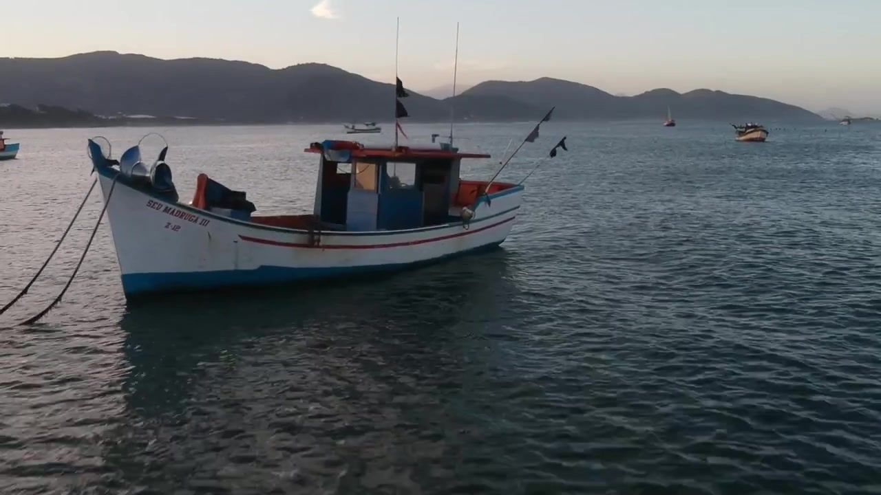 Volando vicino a una barca da pesca a Santa Catarina, Brasile.